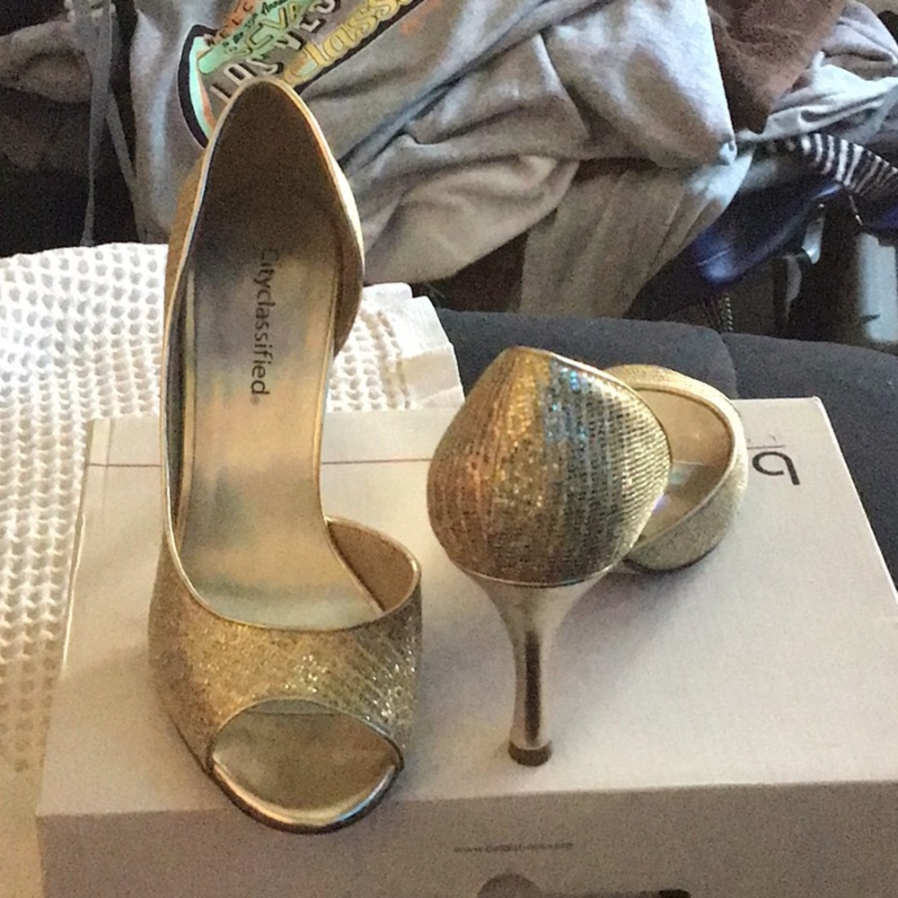 Gold dressy heel small smudge mark on right heel